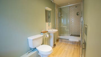 Family Room, Ensuite | Bathroom | Shower, towels