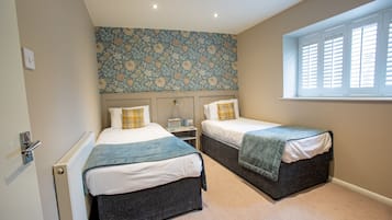 Twin Room | Desk, iron/ironing board, free WiFi, bed sheets