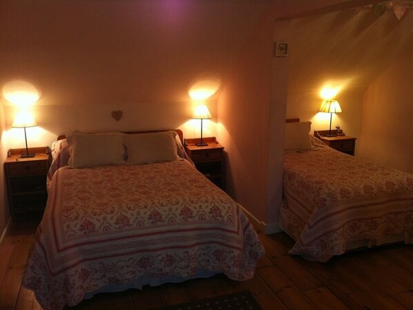 Suite, mit Bad (Sleep 2 adults+2 children)