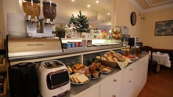 Desayuno buffet diario (EUR 9 por persona)