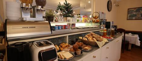 Desayuno buffet diario (EUR 9 por persona)