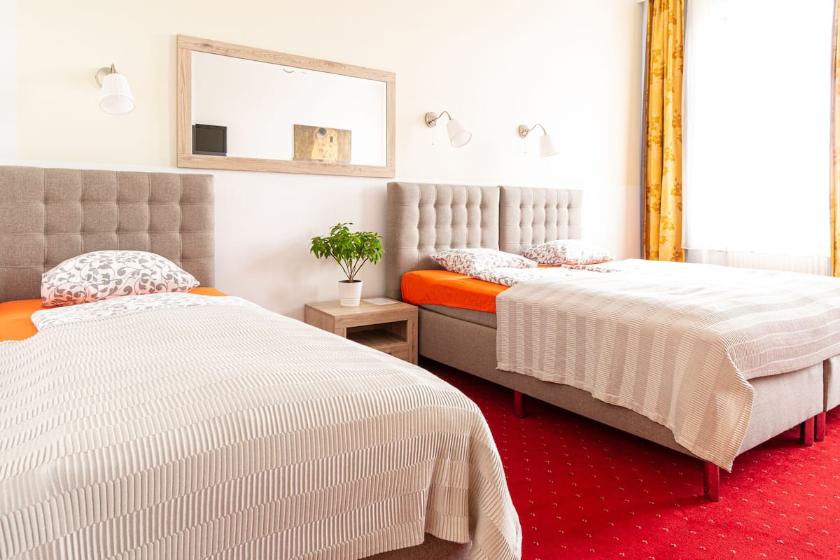 Een kluis op de kamer, verduisterende gordijnen, gratis babybedden