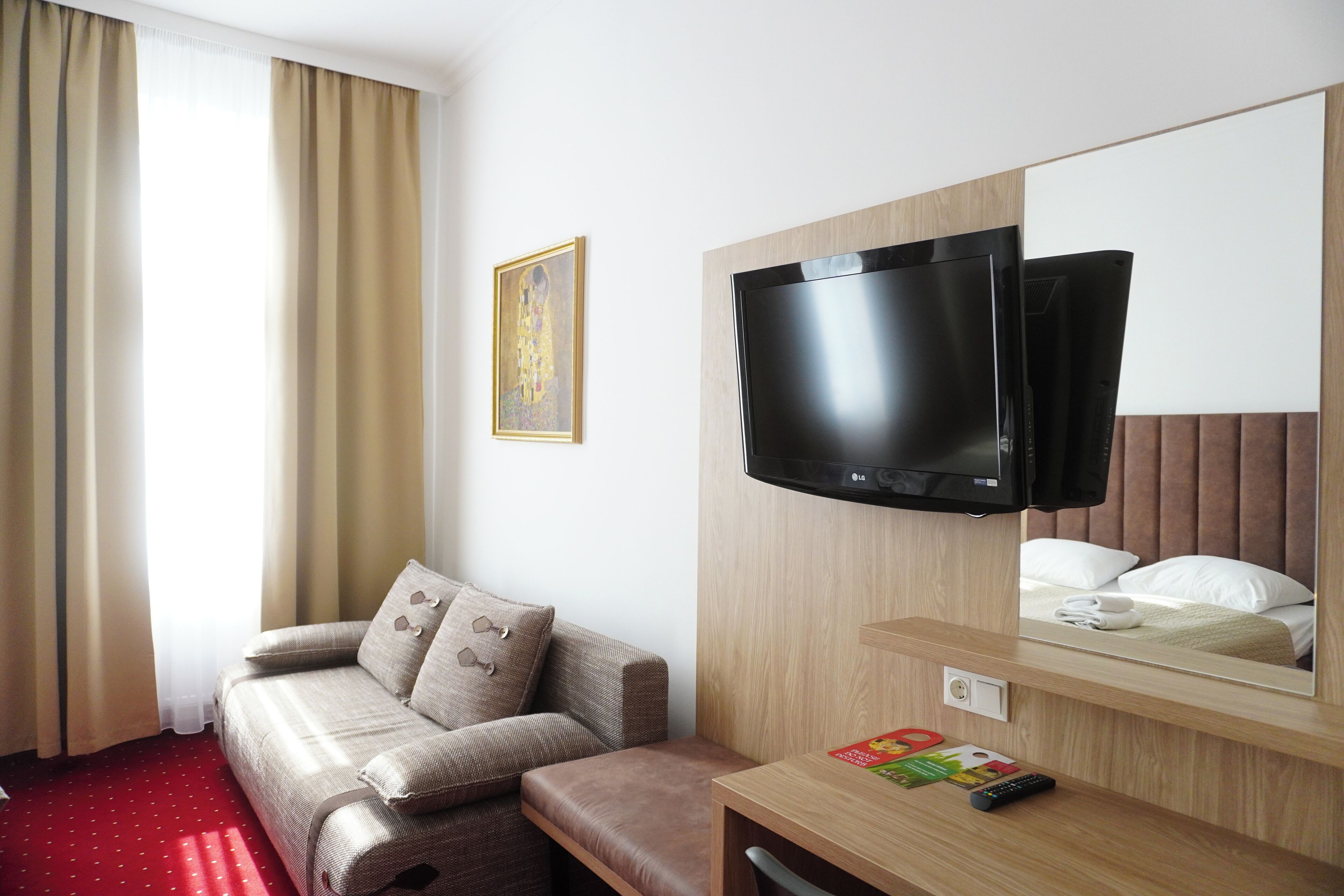 セーフティボックス (室内)、遮光カーテン、ベビーベッド (無料)、可動式ベッド