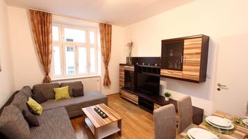 Apartment für 7 Personen, 2 Schlafzimmer, Küche, inkl. Reinigungsgebühr 35€ | Wohnzimmer | Fernseher