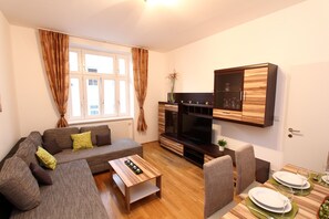 Leilighet, 2 soverom, kjøkken | Oppholdsrom | TV