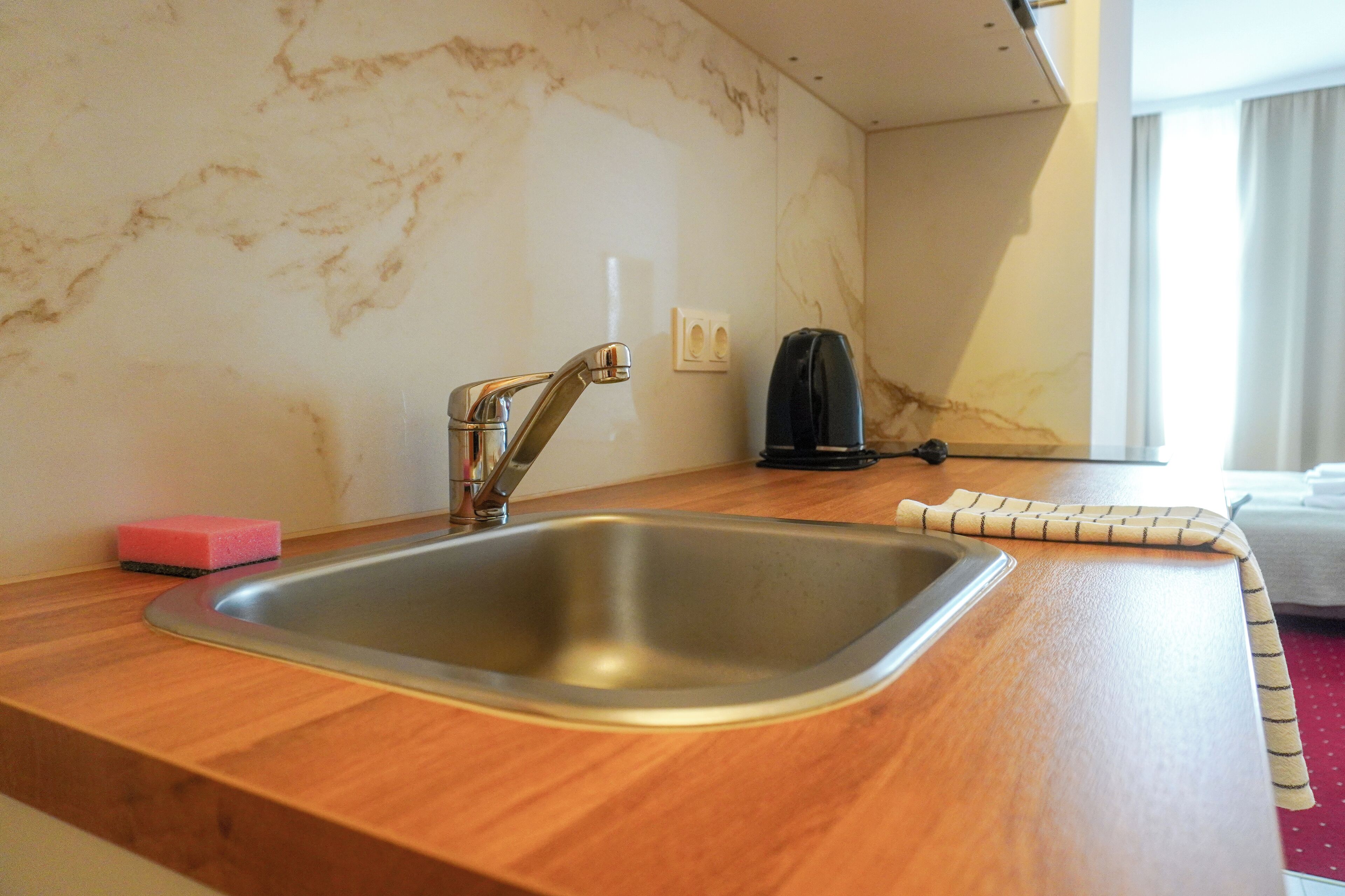 ルーム キッチン | セーフティボックス (室内)、遮光カーテン、ベビーベッド (無料)、可動式ベッド