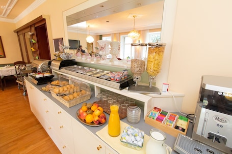 Se ofrece un desayuno bufé (9 EUR por persona). Hotel & Apartments Klimt