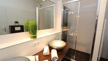 Apartment for 6 people, 2 Bedrooms and living room, incl. Cleaning Fee 35€ | Bathroom | Hair dryer, towels