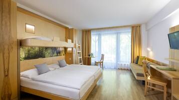 Habitación triple estándar | Ropa de cama hipoalergénica y caja de seguridad en la habitación