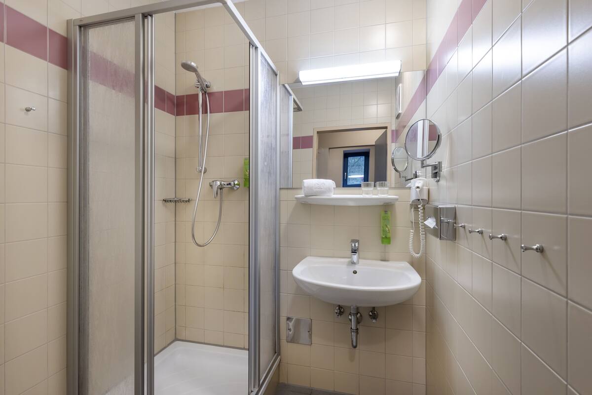 apartment, 2 bedrooms | bathroom | free toiletries, hair dryer, towels