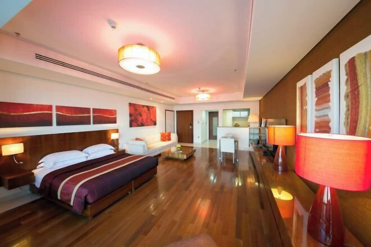 1 bedroom, in-room safe, blackout curtains, soundproofing