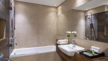 Un baño moderno con bañera, lavamanos y ducha.