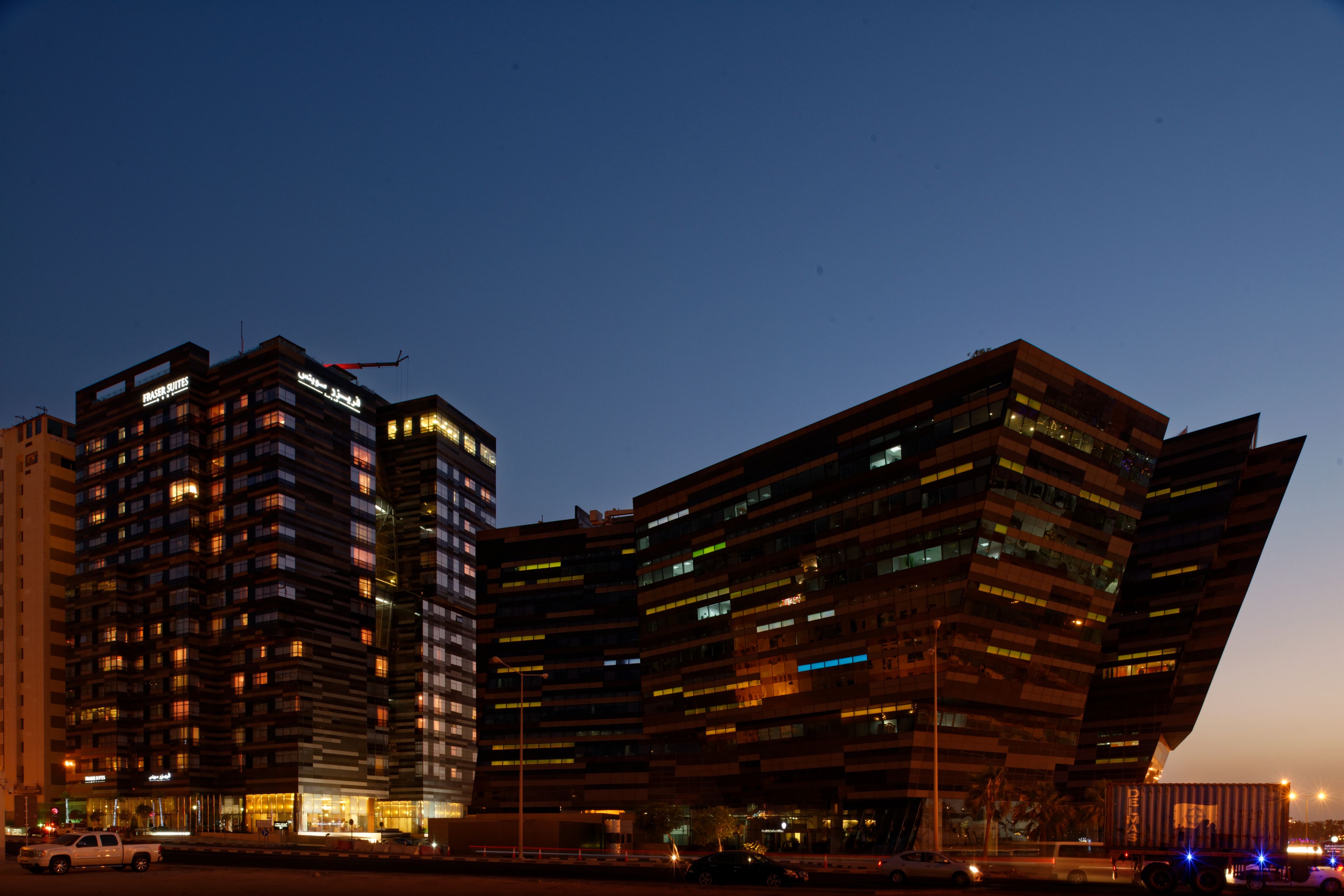 Fachada de la propiedad por la tarde o noche