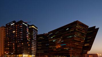 Fachada de la propiedad por la tarde o noche