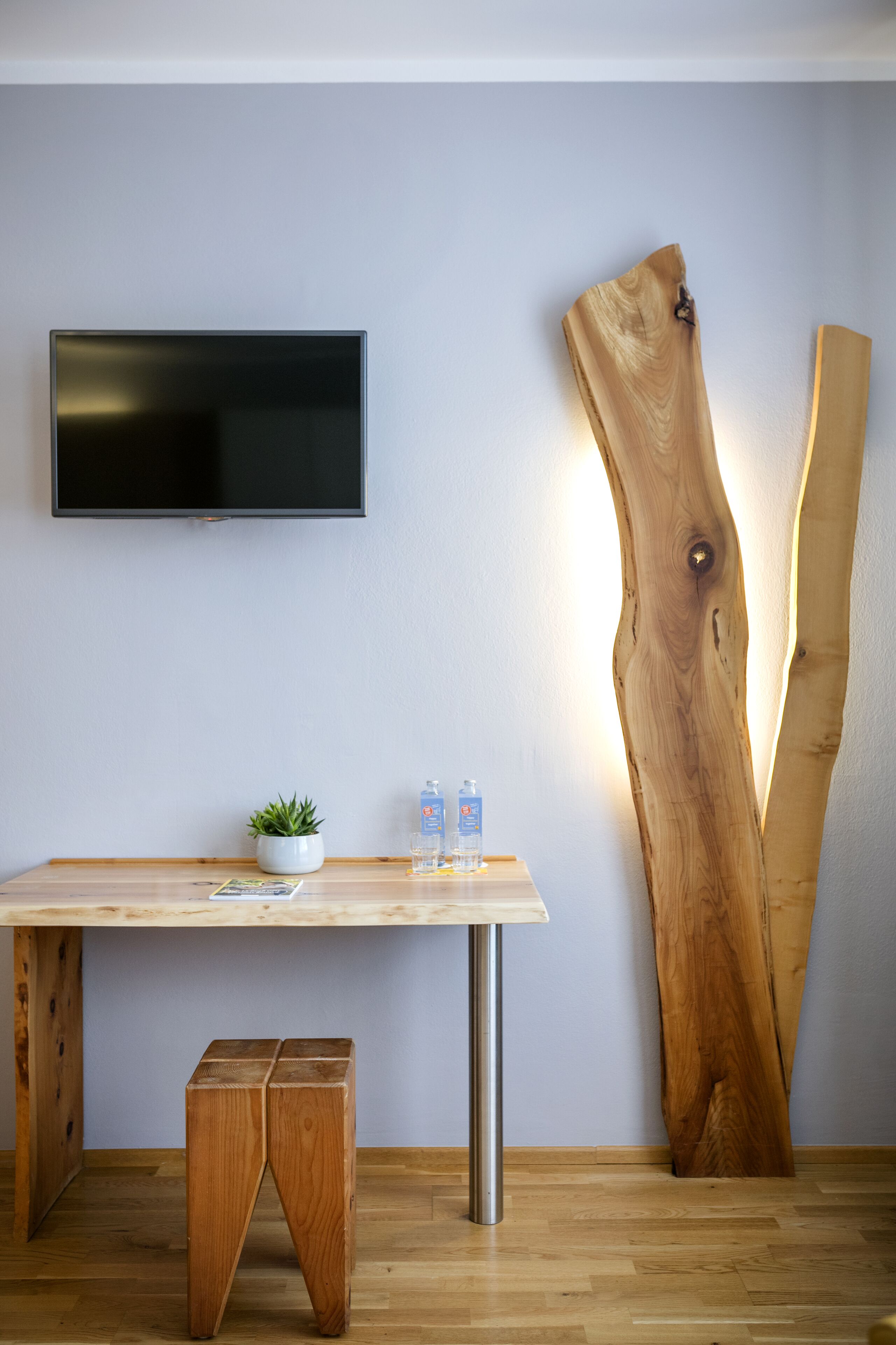 Ropa de cama hipoalergénica y caja de seguridad en la habitación 