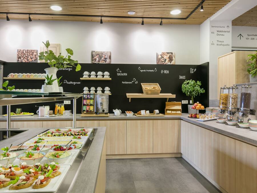 Se ofrece un desayuno bufé (18 EUR por persona)