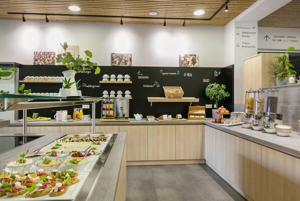 Desayuno buffet diario (EUR 18 por persona)