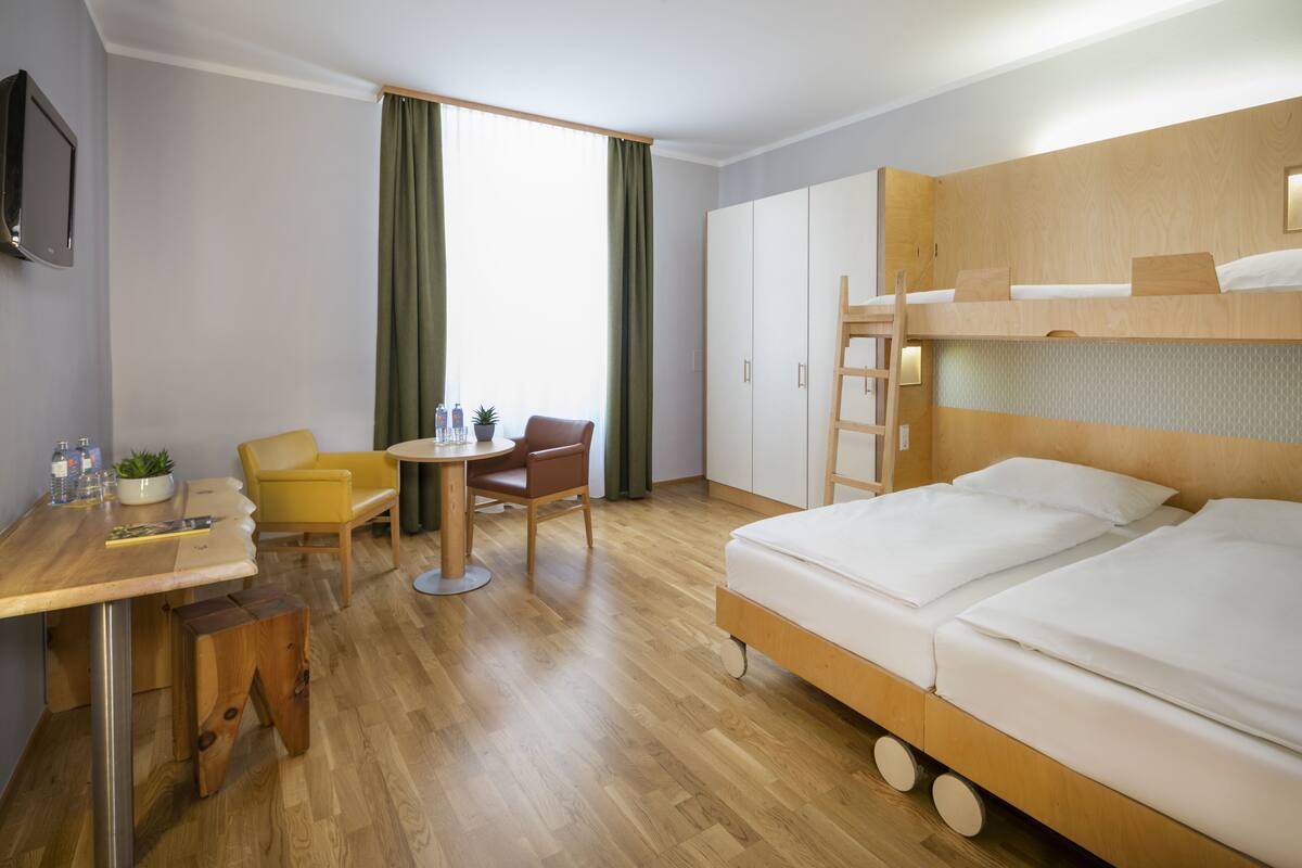 Habitació triple estàndard | Roba de llit hipoal·lergògena, caixa forta a l'habitació i escriptori 