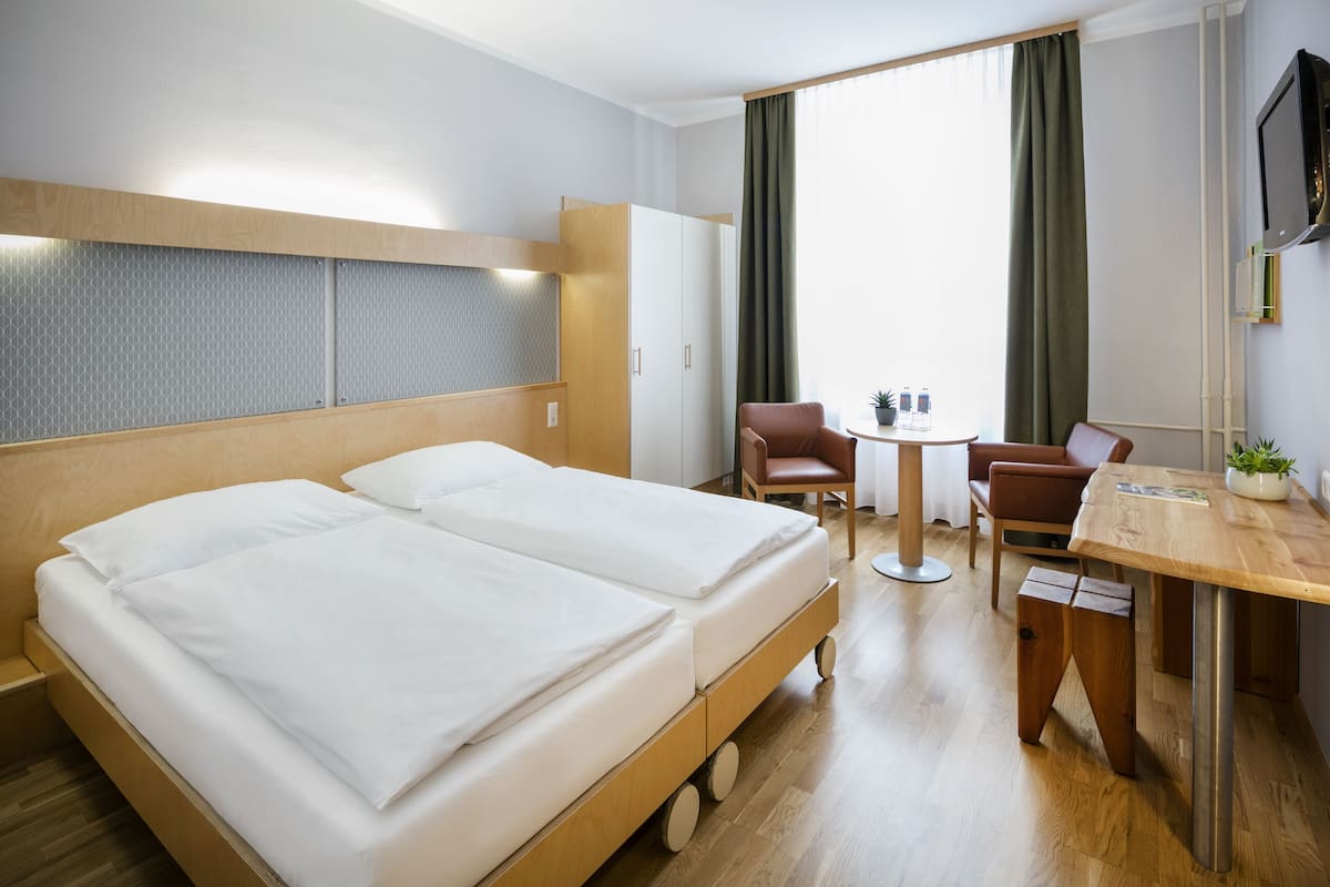 Hypo-allergenic bedding, in-room safe, individually decorated, desk