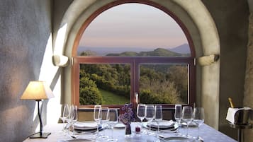 Petit-déjeuner et déjeuner servis sur place, restauration en plein air 