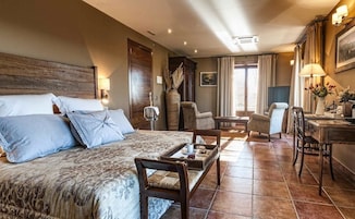 Superior Suite | Bathroom | Combined shower/tub, hydromassage showerhead, designer toiletries
