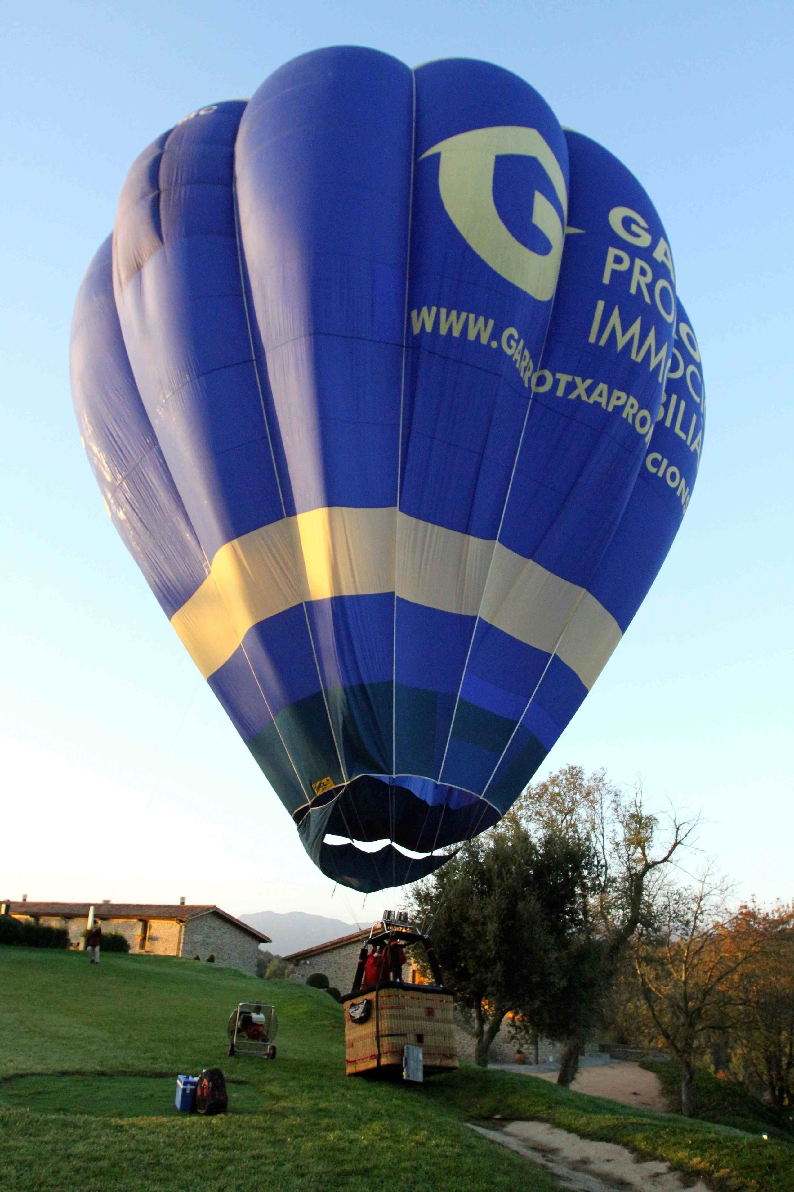 Un globo aerostático con el texto "GAS PRO IMPECCION" y una dirección web.