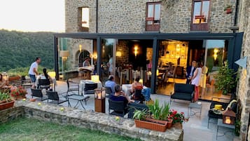 Serveert ontbijt, lunch, diner, openlucht dineren