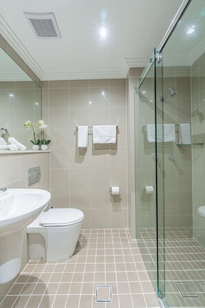 Habitación Deluxe, 1 cama de matrimonio, no fumadores, balcón | Baño | Ducha, secador de pelo, toallas y papel higiénico