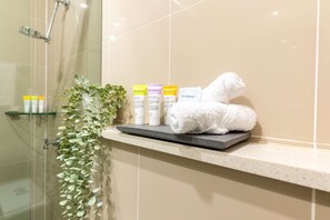 Ducha, secador de pelo, toallas y papel higiénico