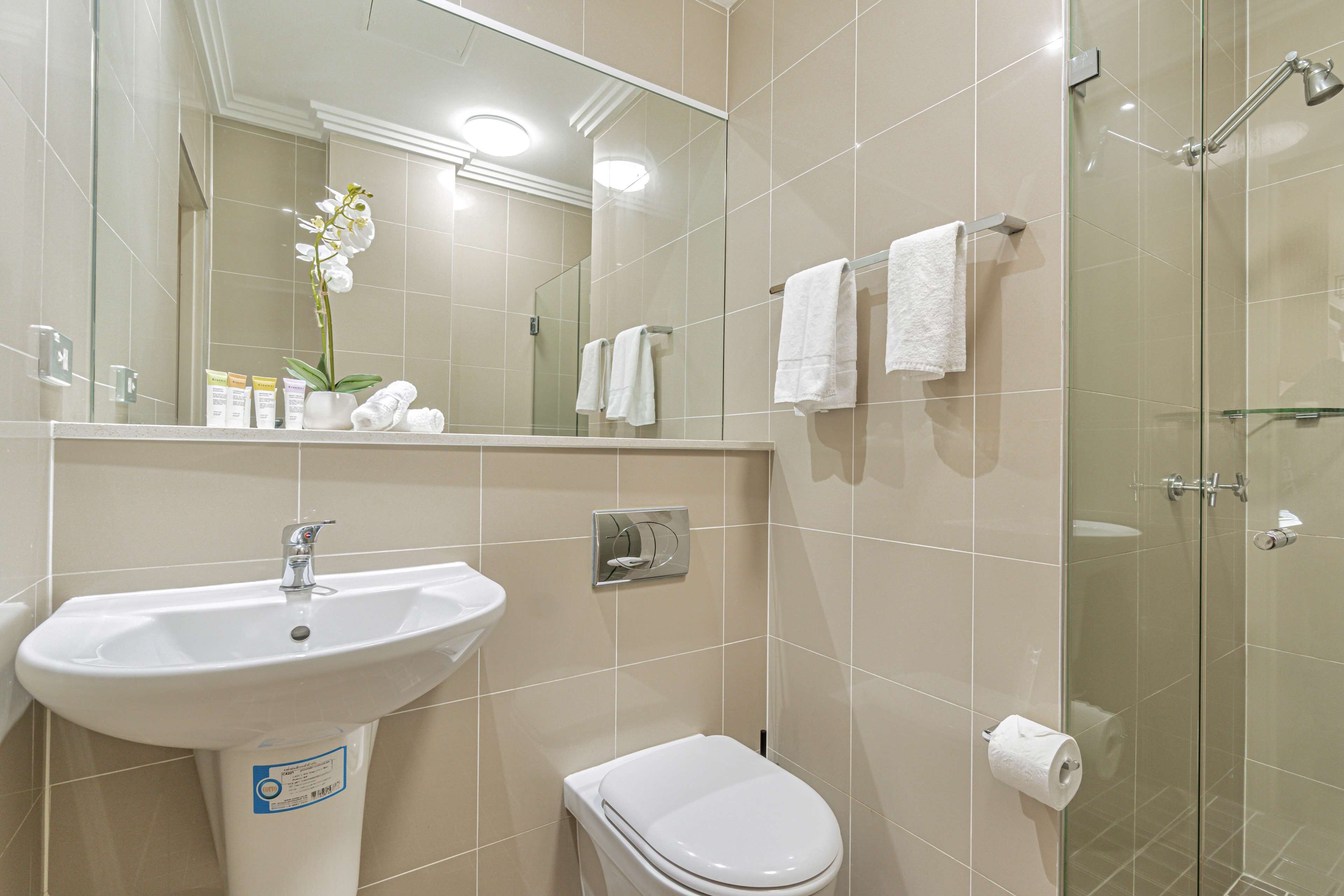 standard room, 1 queen bed, non smoking, kitchenette | bathroom | shower, hair dryer, towels, toilet paper