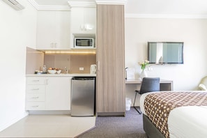 Standard Room, 1 King Bed, Non Smoking, Kitchenette