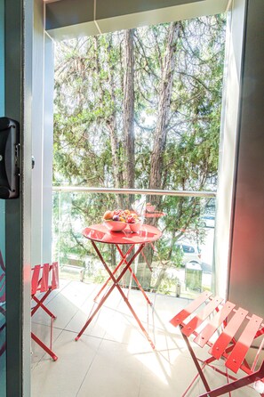 In-room safe, desk, laptop workspace, iron/ironing board - Best Western Plus Camperdown Suites (Camperdown)