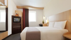 Minibar, caja de seguridad en la habitación y escritorio