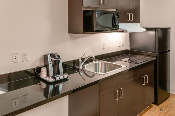 Mini-fridge, microwave - Motel 6 Headingley, MB - Winnipeg West (Headingley)