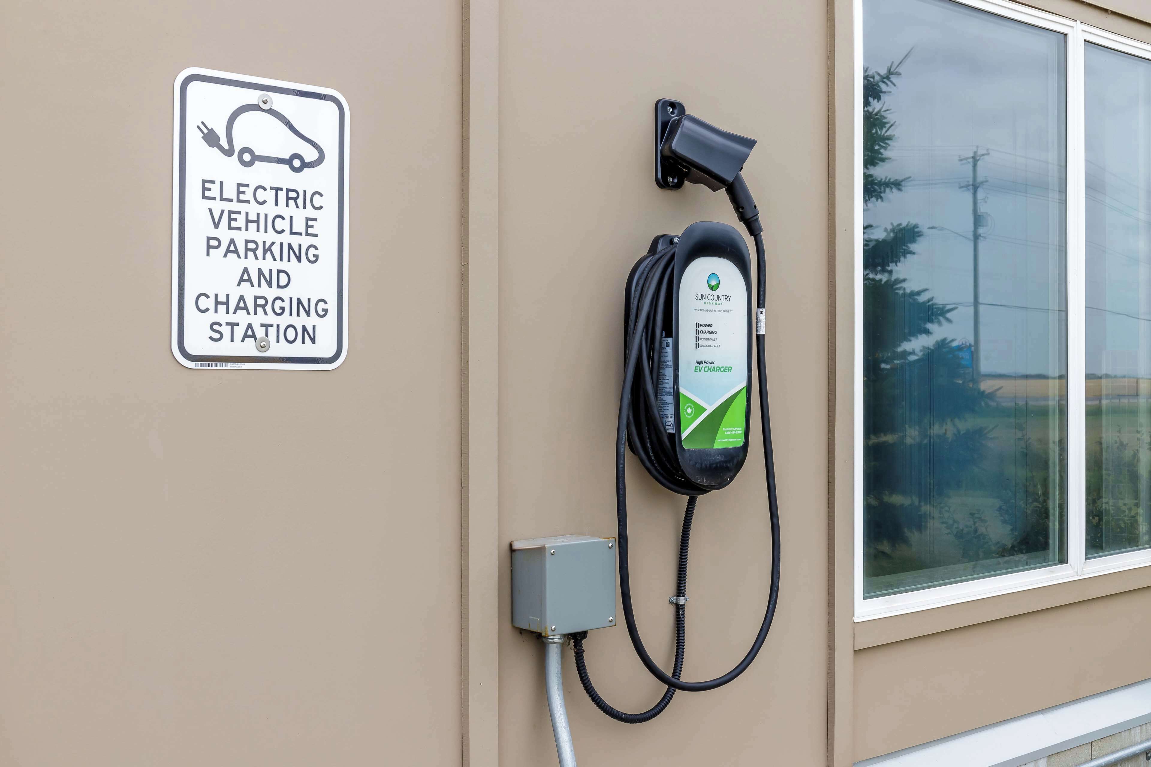 Una estación de carga para vehículos eléctricos, con un cartel que indica su función.