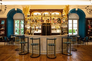 Cocktail bar