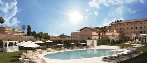 Utomhuspool, parasoller och solstolar