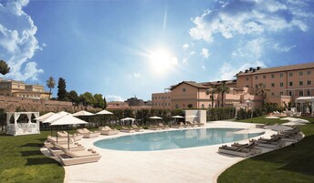 Piscina all'aperto, ombrelloni da piscina, lettini