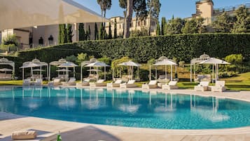 Außenpool, Sonnenschirme, Liegestühle