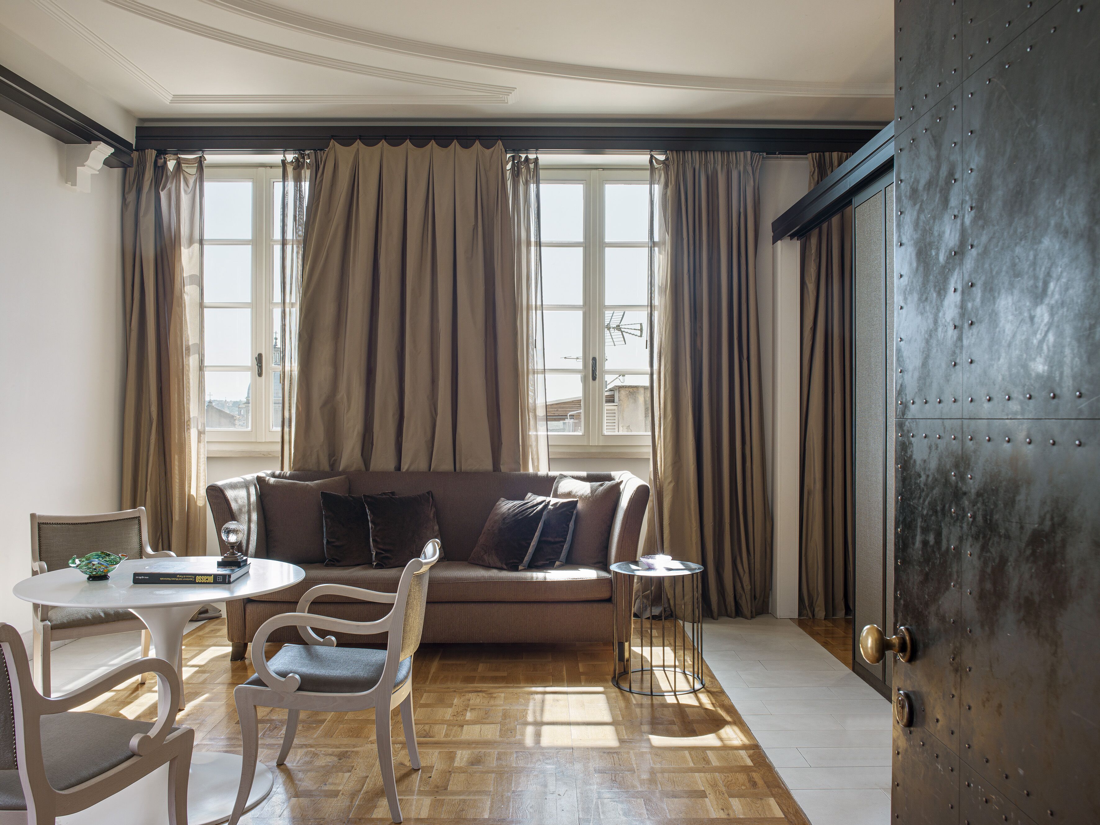 Panoramic Suite (Spa Access) | Living area | 32-inch flat-screen TV with satellite channels, TV