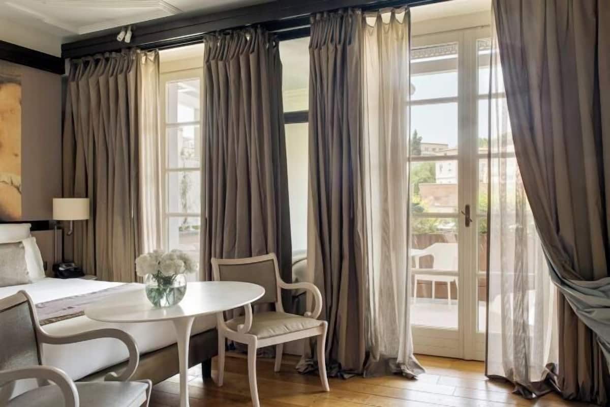 3 bedrooms, Egyptian cotton sheets, premium bedding, down comforters