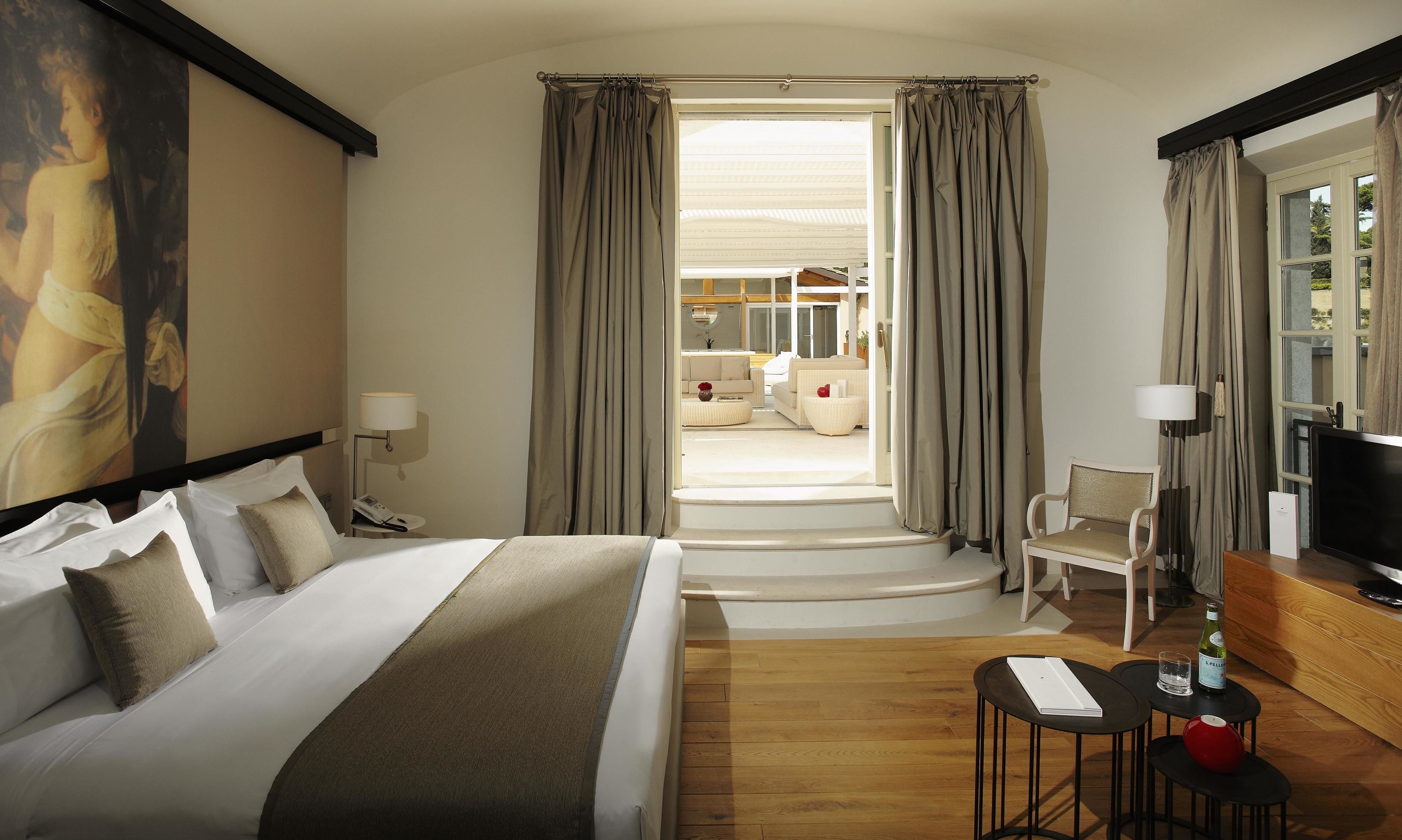 Egyptian cotton sheets, premium bedding, down duvets, minibar