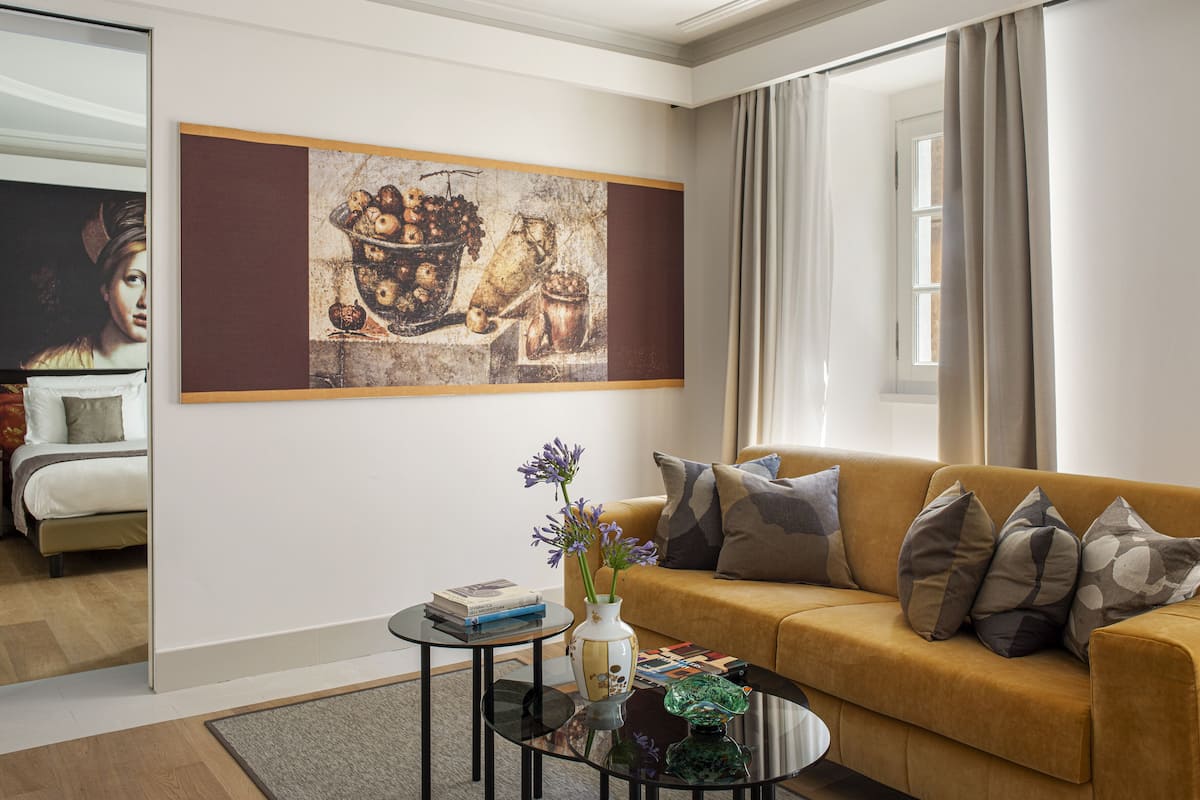 Un soggiorno con un divano, un tavolino da caffè e un quadro appeso al muro.