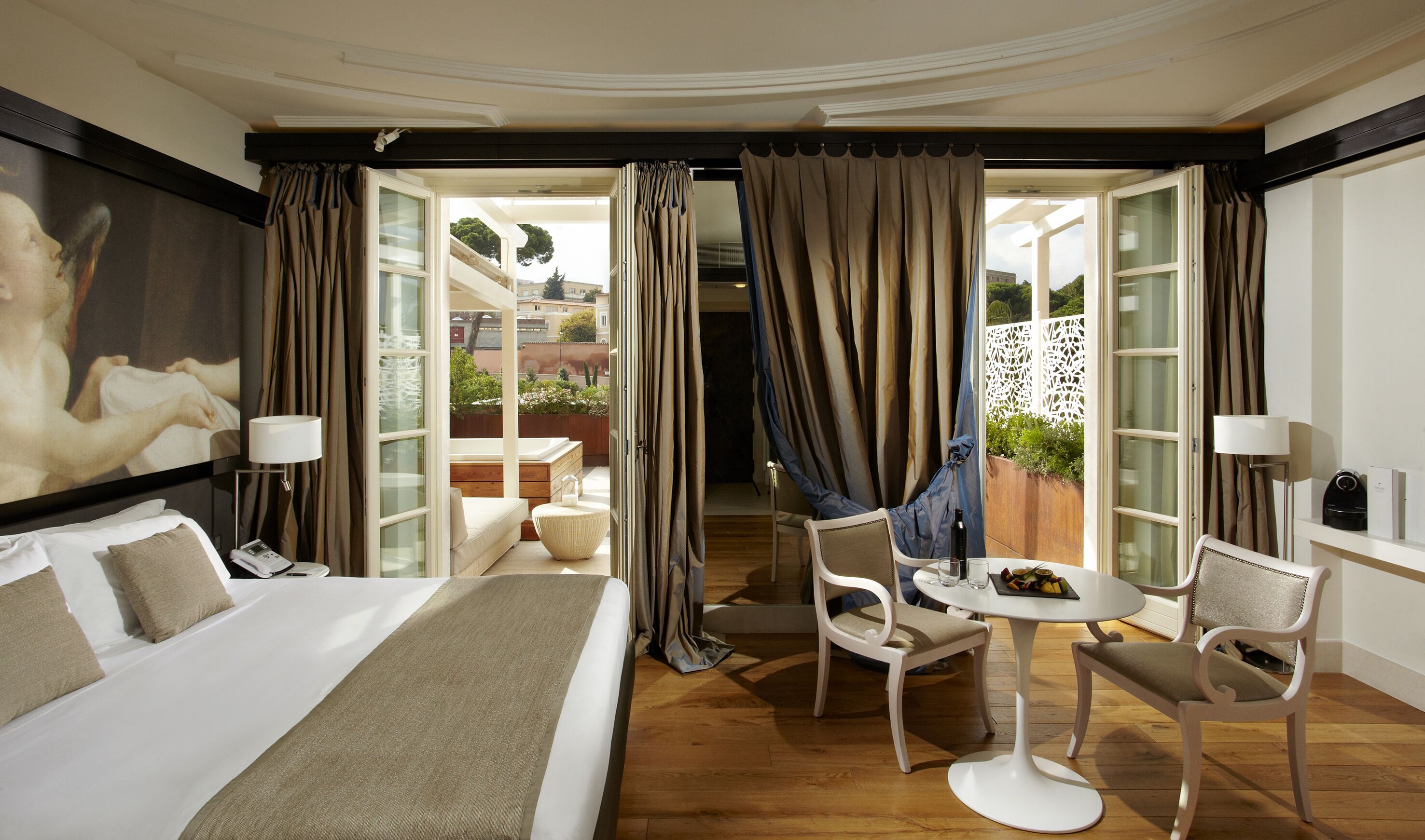 ملاءات من القطن المصري وأغطية فراش متميزة وألحفة محشوة بالريش وميني بار