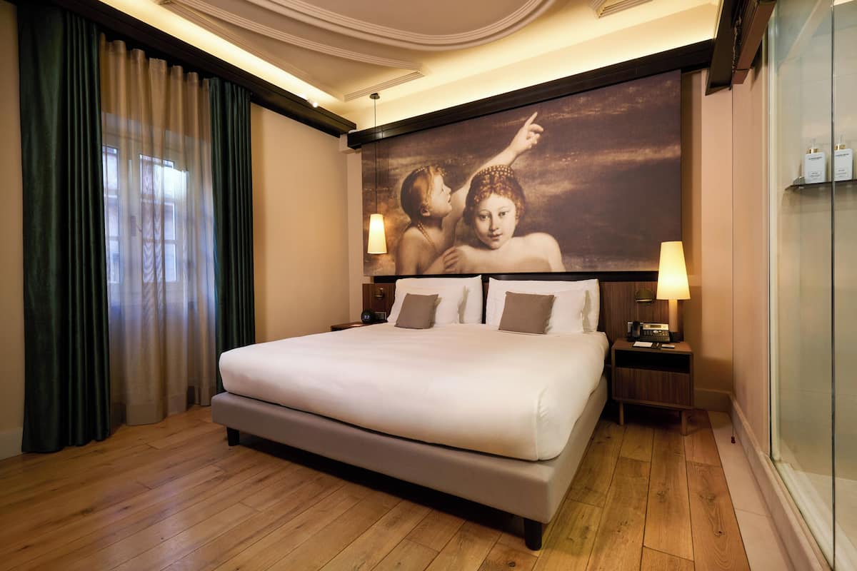 3 bedrooms, Egyptian cotton sheets, premium bedding, down duvets