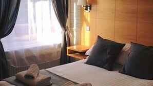Standard Double Room, Ensuite - The Bell Inn (Diss)