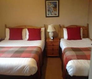 Iron/ironing board, free cribs/infant beds, free WiFi, bed sheets - The Blacksmiths Arms (Brampton)