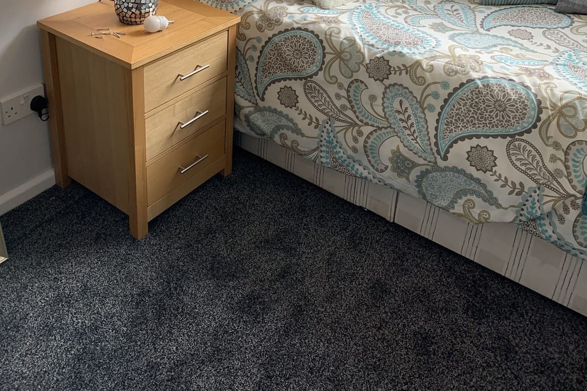 Escritorio, tabla de planchar con plancha, wifi gratis y ropa de cama