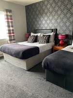 Family Room | 办公桌、熨斗/熨板、免费 WiFi、床单