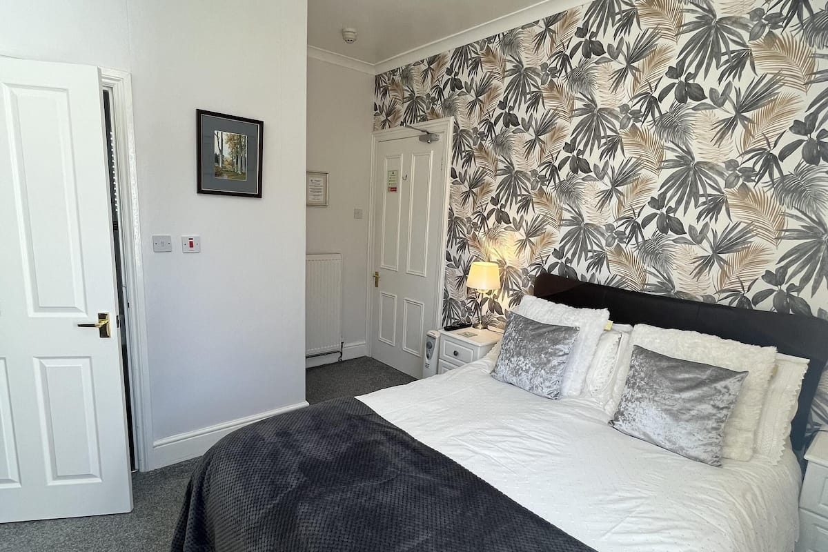 Double Room, Ensuite, Garden View (First Floor)